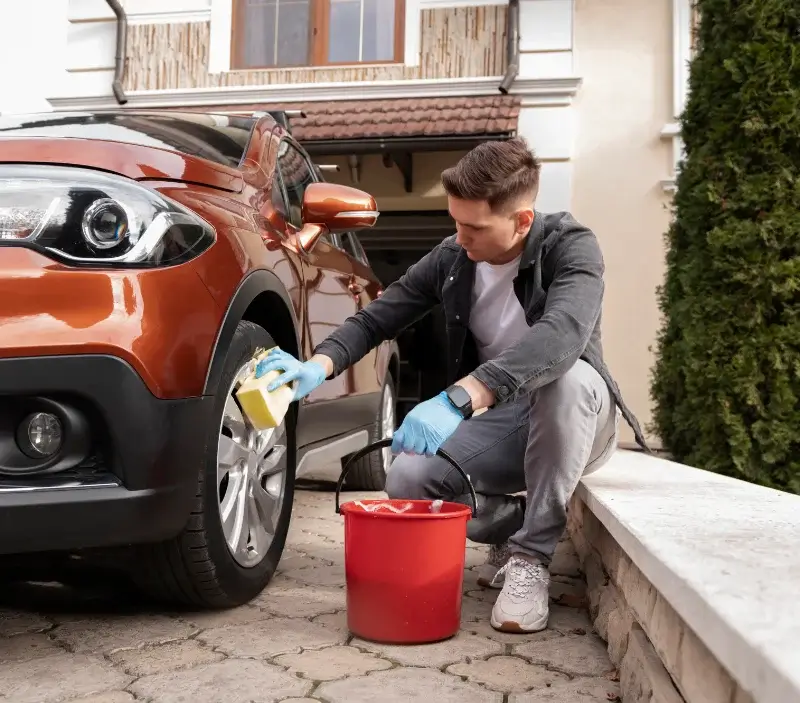 Lavage auto à domicile Orgnac-l'Aven : professionnel intervenant sur un véhicule